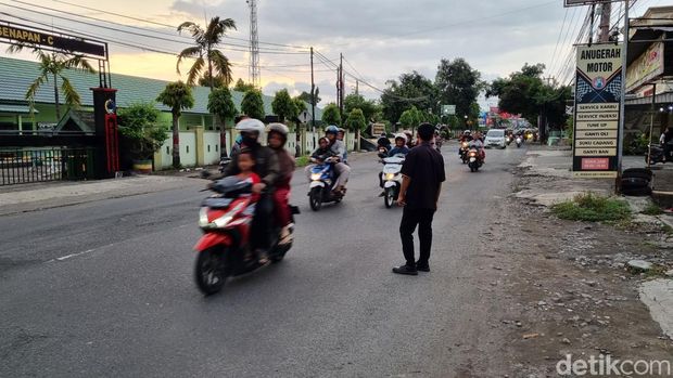Suasana di lokasi kuda yang sempat lepas, tepatnya di Jalan Godean KM. 5 Kalurahan Nogotirto, Gamping, Sleman, Sabtu (2/12/2023).