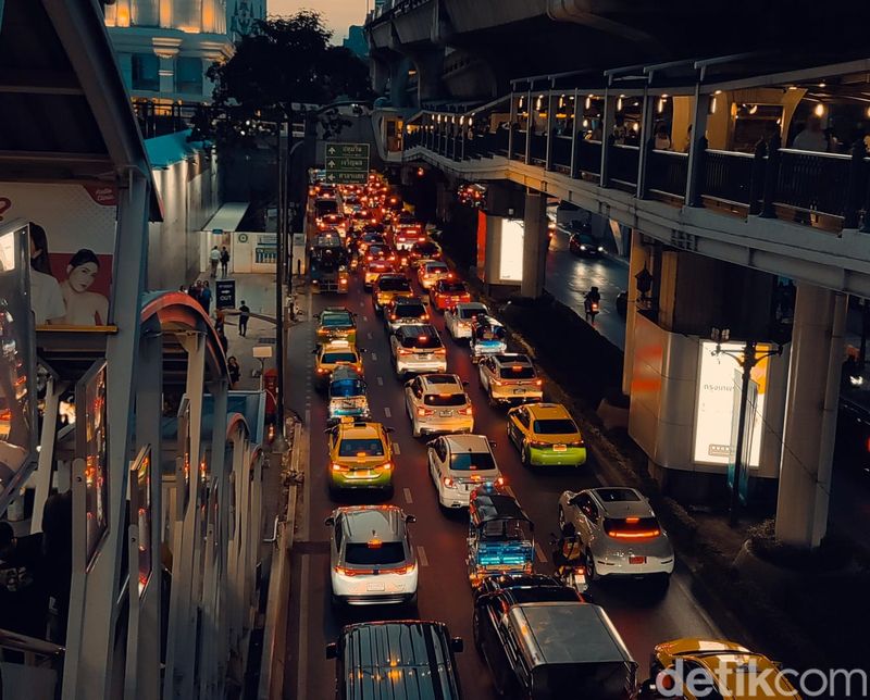 Lalu lintas di Bangkok, Thailand.