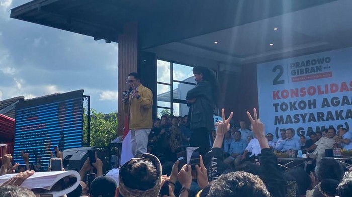 Kampanye perdana calon presiden (capres) nomor urut 2 Prabowo Subianto di Tasikmalaya, Jawa Barat (Jabar), dihadiri sejumlah tokoh. Salah satunya ialah Limbad.