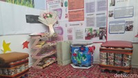Sejumlah sampah kertas dan plastik didaur ulang menjadi bangku, karpet, tas, hingga ecobrick. Foto: Trisna Wulandari/detikEdu