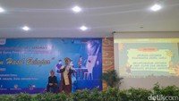 Delia Paramita, Calon Guru Penggerak dari SMPN 252 Jakarta salah satunya mengusung Aplikasi Asesmen Dualimadua Juara (AADJ). Android app ini memungkinkan siswa tidak curang saat menjalani evaluasi belajar.Delia juga mengusung program literasi siswa dengan mengembangkan aktivitas membaca 5 menit menjadi membaca 15 menit tiap Kamis di akhir bulan, wajib kunjung perpustakaan sekolah, satu jam wajib baca seminggu sekali, hingga pagi bercerita. Siswanya kini juga diajarkan menulis cerpen sendiri. Foto: Trisna Wulandari/detikEdu