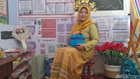 Ema Setya Ningsih mengusung program Daur Ulang Sampah Plastik Jadi Karya Seni bagi siswanya di kelas V dan VI SDN Lubang Buaya 08. Dari pembiasaan cek dan kelola sampah sebelum dan sesudah masuk sekolah, siswa kemudian belajar mendaur ulangnya sebagai hiasan ruangan. Foto: Trisna Wulandari/detikEdu