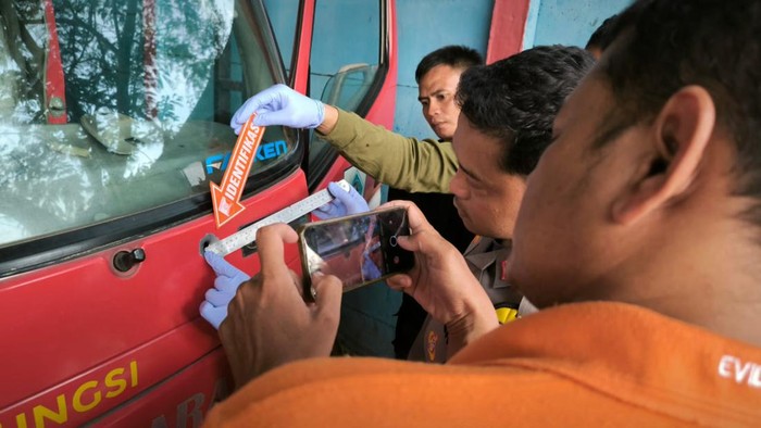 Maling motor di Bogor melepaskan tembakan hingga mengenai truk Damkar.