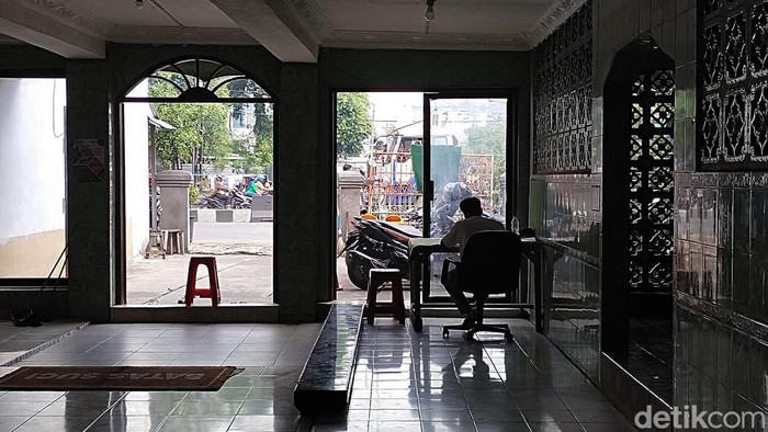 Masjid Al-Muqarrabien di Tanjung Priok, Jakarta Utara, membuka posko pendaftaran sebagai relawan di Palestina, Gaza. Pendaftaran relawan dibuka sejak 23 November 2023 hingga Mei 2024 mendatang (Tina/detikcom)