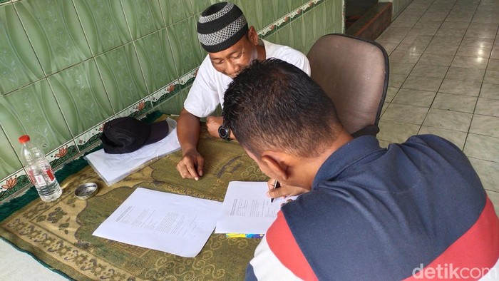 Masjid Al-Muqarrabien di Tanjung Priok, Jakarta Utara, membuka posko pendaftaran sebagai relawan di Palestina, Gaza. Salah satu warga yang mendafat adalah Sadam (33). Tina/detikcom