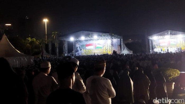 Massa Munajat 212 salat Tahajud berjamaan di Monas (Kurniawan Fadilah/detikcom)