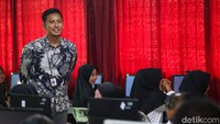 Dulu sekolah ini melibatkan panitia yang besar, kemudian soal-soal dikirim dari panitia seleksi daerah dan itu memakan waktu yang sangat lama. 