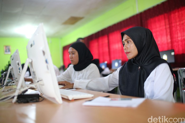 SMA Negeri 1 Bunguran Timur dipilih sebagai tempat kegiatan karena memiliki fasilitas internet yang memadai. Begini potretnya.