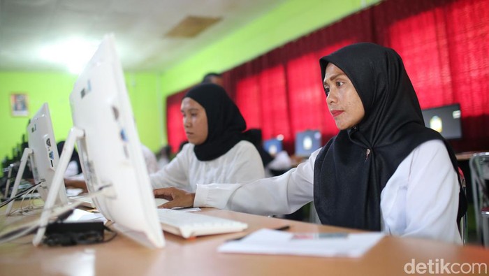 SMA Negeri 1 Bunguran Timur dipilih sebagai tempat kegiatan karena memiliki fasilitas internet yang memadai. Begini potretnya.