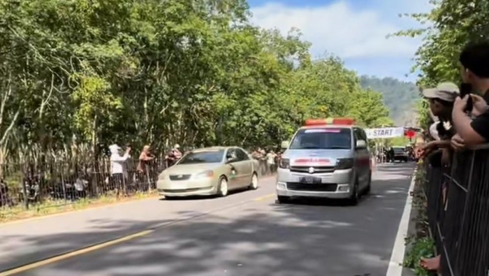 Mobil ambulans ikutan drag race di Jember.