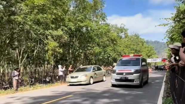 Mobil ambulans ikutan drag race di Jember.