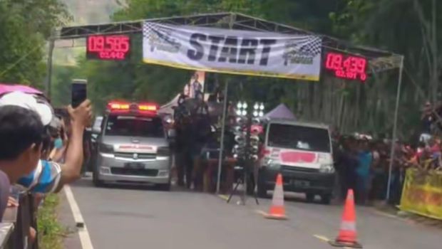 Bikin Heran! Mobil Ambulans Ikutan Drag Race Lawan Sedan di Jember