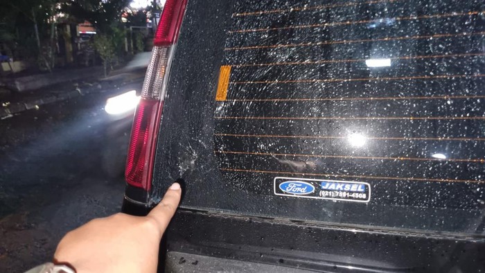 Mobil di Bogor tiba-tiba dipecahkan kacanya oleh 2 pria tak dikenal.