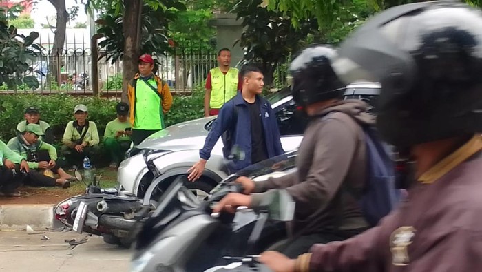Mobil tabrak 6 motor di Jalan Raya Lenteng Agung, Jakarta Selatan