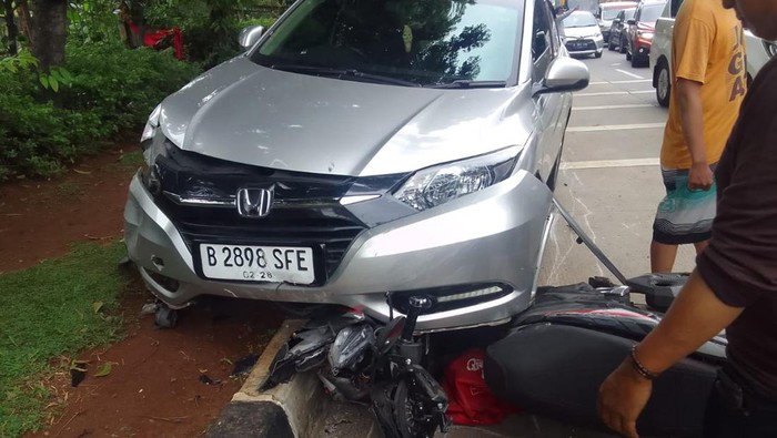 Mobil tabrak 6 motor di Jalan Raya Lenteng Agung, Jakarta Selatan