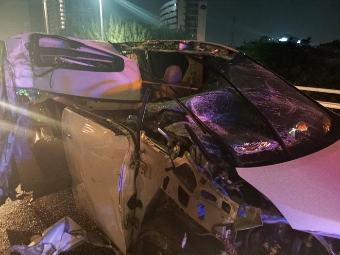 Mobil Vellfire mengalami kecelakaan di Km 10.800 Tol Slipi