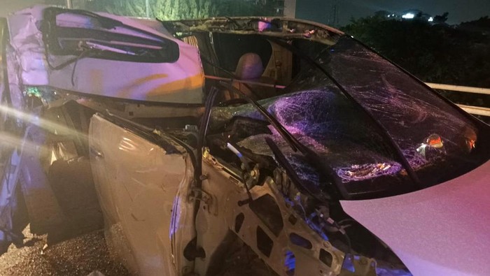 Mobil Vellfire mengalami kecelakaan di Km 10.800 Tol Slipi