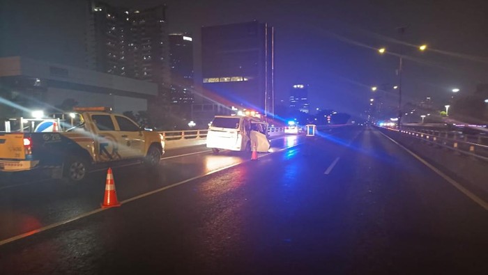 Mobil Vellfire mengalami kecelakaan di Km 10.800 Tol Slipi
