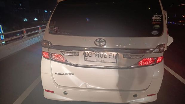 Mobil Vellfire mengalami kecelakaan di Km 10.800 Tol Slipi