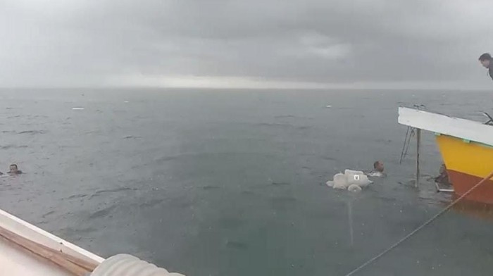 Momen evakuasi korban kapal tenggelam di Perairan Pangkep, Sulsel.
