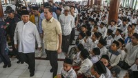 Kemudian, Prabowo jugas melakukan ziarah ke makam Kiai Mama Khoer Affandi sebagai pendiri pesantren.