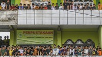 Prabowo tampak melambaikan kedua tangannya sesekali sembari melirik ke atas lantai bangunan asrama pesantren yang dipenuhi para santriwati. 
