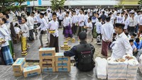Pada kesempatan itu, Prabowo memberikan 7.000 paket makanan buat para santri untuk makan siang bersama di pesantren tersebut. 