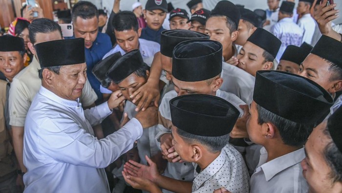 Calon presiden nomor urut 2 Prabowo Subianto (kiri) menyapa para santri saat mengunjungi Pondok Pesantren (Ponpes) Miftahul Huda, di Tasikmalaya, Jawa Barat, Sabtu (2/12/2023). Prabowo mengunjungi Ponpes tersebut untuk berdoa dan meminta restu kepada para Kiai untuk memulai kampanye pertama di Tasikmalaya sekaligus berziarah ke makam Kiai Mama Khoer Affandi sebagai pendiri pesantren dan membagikan 7.000 paket makanan untuk para santri. ANTARA FOTO/Galih Pradipta/nz