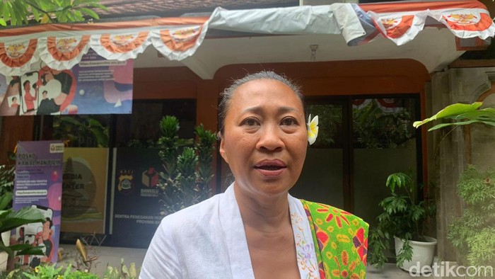 Ni Luh Djelantik saat mendatangi kantor Bawaslu Bali di Denpasar, Sabtu (2/12/2023). (Foto: Rizki Setyo Samudero/detikBali)