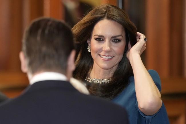 Sepintas warna gaun tersebut mengingatkan pada busana Safiya lainnya yang dipakai Penny Mordaunt, wanita pembawa pedang di Penobatan Raja Charles. Safiyaa, yang didirikan oleh Daniela Karnuts pada 2011,  menyebutnya warna ‘Poseiden blue’. (Foto: Aaron Chown/Pool Photo via AP)