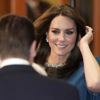 Sepintas warna gaun tersebut mengingatkan pada busana Safiya lainnya yang dipakai Penny Mordaunt, wanita pembawa pedang di Penobatan Raja Charles. Safiyaa, yang didirikan oleh Daniela Karnuts pada 2011,  menyebutnya warna ‘Poseiden blue’. (Foto: Aaron Chown/Pool Photo via AP)