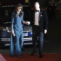 Daily Mail mengabarkan, William dan Kate langsung dihujani pertanyaan tentang buku tersebut setiba di lokasi acara. Namun, mereka tak menghiraukannya dan tetap berjalan menelusuri karpet merah sambil tersenyum dan bergandengan tangan. (Foto: Aaron Chown/Pool Photo via AP)