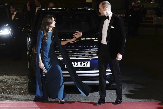 Kate kemudian melengkapi gayanya dengan clutch klasik bertabur manik. Tidak ketinggalan aksesori berupa anting dan gelang berkilauan, serta sepasang heels dalam warna yang senada dengan gaunnya. (Foto: Aaron Chown/Pool Photo via AP)