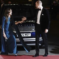 Kate kemudian melengkapi gayanya dengan clutch klasik bertabur manik. Tidak ketinggalan aksesori berupa anting dan gelang berkilauan, serta sepasang heels dalam warna yang senada dengan gaunnya. (Foto: Aaron Chown/Pool Photo via AP)