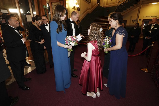 Kate Middleton bahkan hadir dalam balutan gaun rancangan desainer favorit Meghan Markle. Menurut Telegraph, ini baru pertama kalinya ibu tiga anak itu terlihat memakai busana keluaran label Safiyaa itu. (Foto: Aaron Chown/Pool Photo via AP)