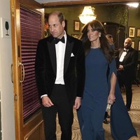 Adapun pilihan Kate jatuh pada gaun dari seri Talina yang dijual seharga 1.545 pound sterling atau sekitar Rp 30 juta. Gaunnya bersiluet lurus dengan lengan yang menjuntai panjang hingga lantai. Detail embellishment di area garis leher mempertegas aura perempuan 41 tahun itu sebagai seorang putri. (Foto: Aaron Chown/Pool Photo via AP)