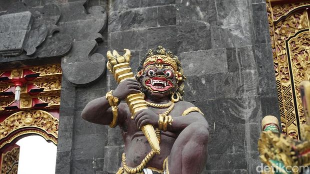 Patung di Pura Agung Raksa Bhuana