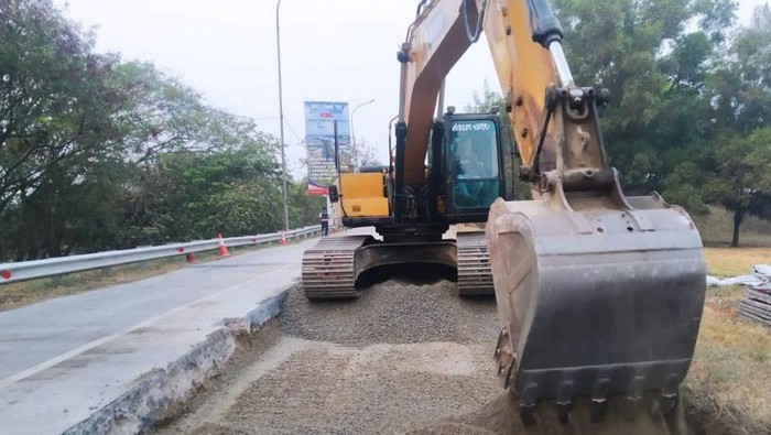 Pekerjaan jalan di Simpang Susun Cikunir 2 Tol Jakarta-Cikampek.