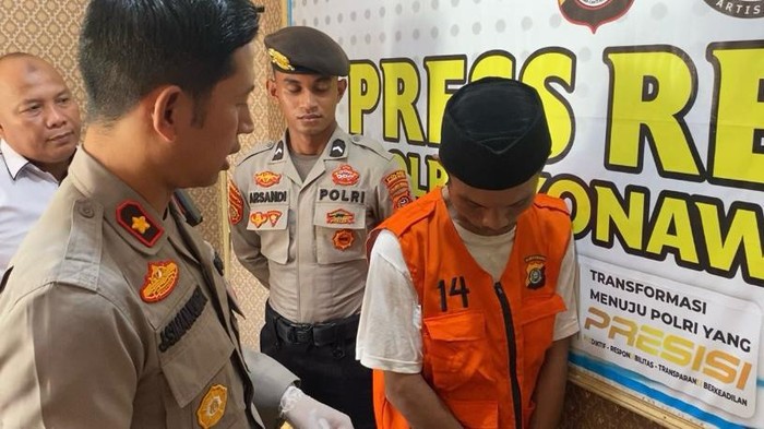 Pria berinisial DD (25) diamankan polisi usai kedapatan membawa 203,17 gram sabu-sabu di Pelabuhan Amolengo, Konawe Selatan (Konsel), Sulawesi Tenggara (Sultra).