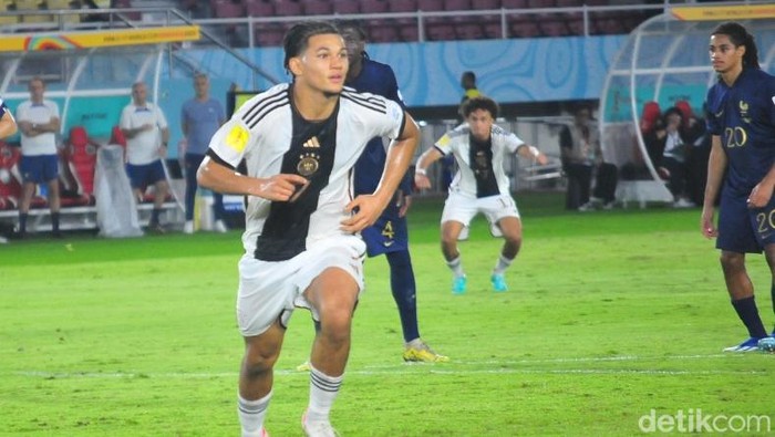 Pemain Jerman U-17, Paris Brunner membawa timnya unggul 1-0 di babak pertama.
