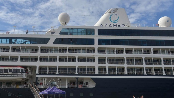 Wisatawan berjalan menuju kapal pesiar Azamara Journey saat kunjungan di Pulau Sabang, Aceh, Sabtu (2/12/2023). Kapal Pesiar Azamara Journey yang memiliki panjang 181 meter dan lebar 25 meter  membawa sebanyak 582 wisatawan singgah di  Pulau Sabang selama 14 jam dan kemudian melanjutkan perjalanan ke Port Klang, Malaysia. ANTARA FOTO/Ampelsa/aww.