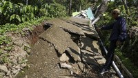 Berdasarkan informasi yang dihimpun, peristiwa ambruknya rumah warga itu tepatnya terjadi di Kampung Tegalkaso RT 05/03 Desa Bencoy. Bencana itu mengakibatkan sembilan orang warga harus mengungsi sementara.