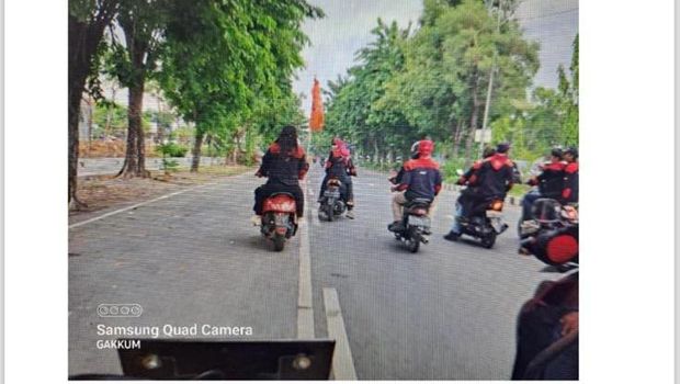 pendemo langgar lalin surabaya