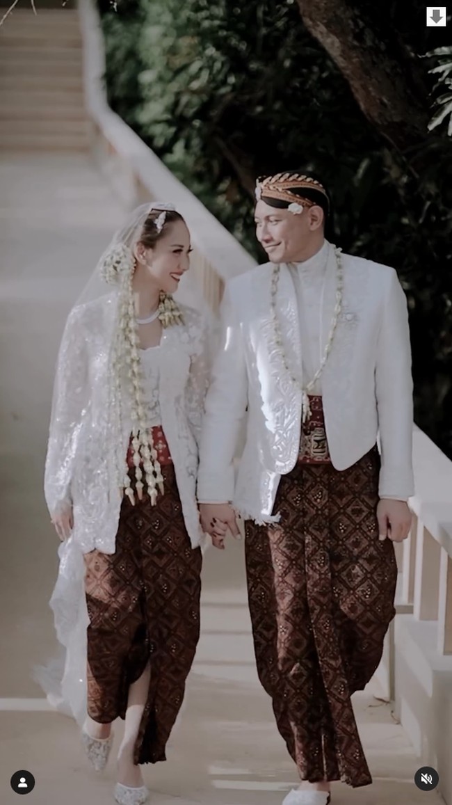 BCL dan Tiko Aryawadhana menggelar akad nikah di Amankila Resort, Bali. BCL mengenakan kebaya kutu baru putih yang cantik dengan detail brokat. Busana tersebut dipadukan dengan obi berwarna merah dan kain Batik cokelat yang membuat penampilannya klasik. Foto: Instagram @itsmebcl