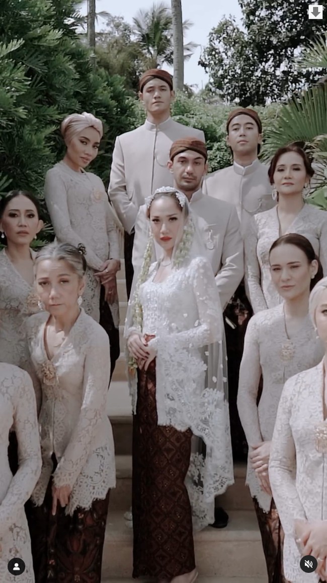 Hari bahagia BCL dihadiri teman dan keluarga terdekat. Beberapa teman artis yang berseragam di pernikahannya, seperti Reza Rahardian dan Vidi Aldiano. Foto: Instagram @itsmebcl