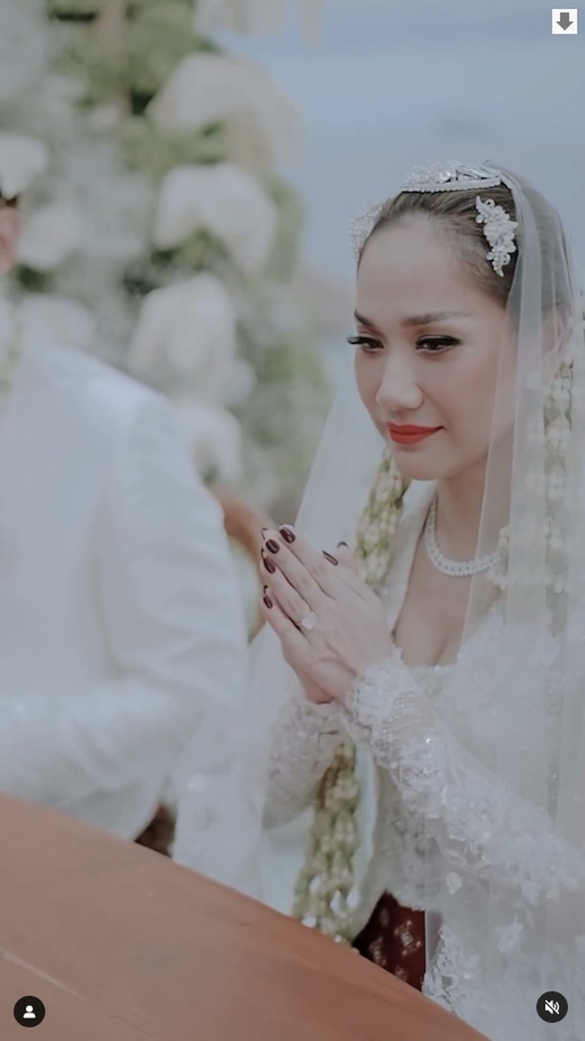 BCL telah resmi menikah lagi. Aktris sekaligus penyanyi itu dipersunting oleh Tiko Aryawadhana di Bali. Dalam video yang diunggah di Instagram, di hari bahagianya, BCL terlihat menawan dengan kebaya putih. Foto: Instagram @itsmebcl