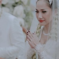 BCL telah resmi menikah lagi. Aktris sekaligus penyanyi itu dipersunting oleh Tiko Aryawadhana di Bali. Dalam video yang diunggah di Instagram, di hari bahagianya, BCL terlihat menawan dengan kebaya putih. Foto: Instagram @itsmebcl