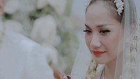 Bunga Citra Lestari tersenyum setelah akad nikah berlangsung. Foto: Instagram @itsmebcl