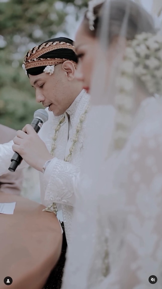 Untuk riasan, BCL tampaknya juga memilih gaya yang elegan. Ia terlihat flawless dengan lipstik warna merah sebagai poinnya. Sedangkan rambutnya disanggul klasik. Selain veil, baju pengantin BCL dipercantik dengan ronce melati. Foto: Instagram @itsmebcl