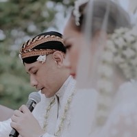 Untuk riasan, BCL tampaknya juga memilih gaya yang elegan. Ia terlihat flawless dengan lipstik warna merah sebagai poinnya. Sedangkan rambutnya disanggul klasik. Selain veil, baju pengantin BCL dipercantik dengan ronce melati. Foto: Instagram @itsmebcl